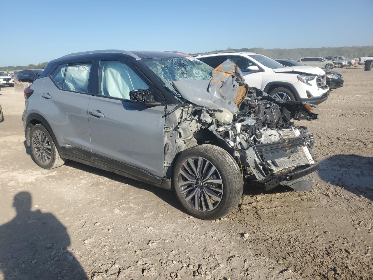 2024 NISSAN KICKS
