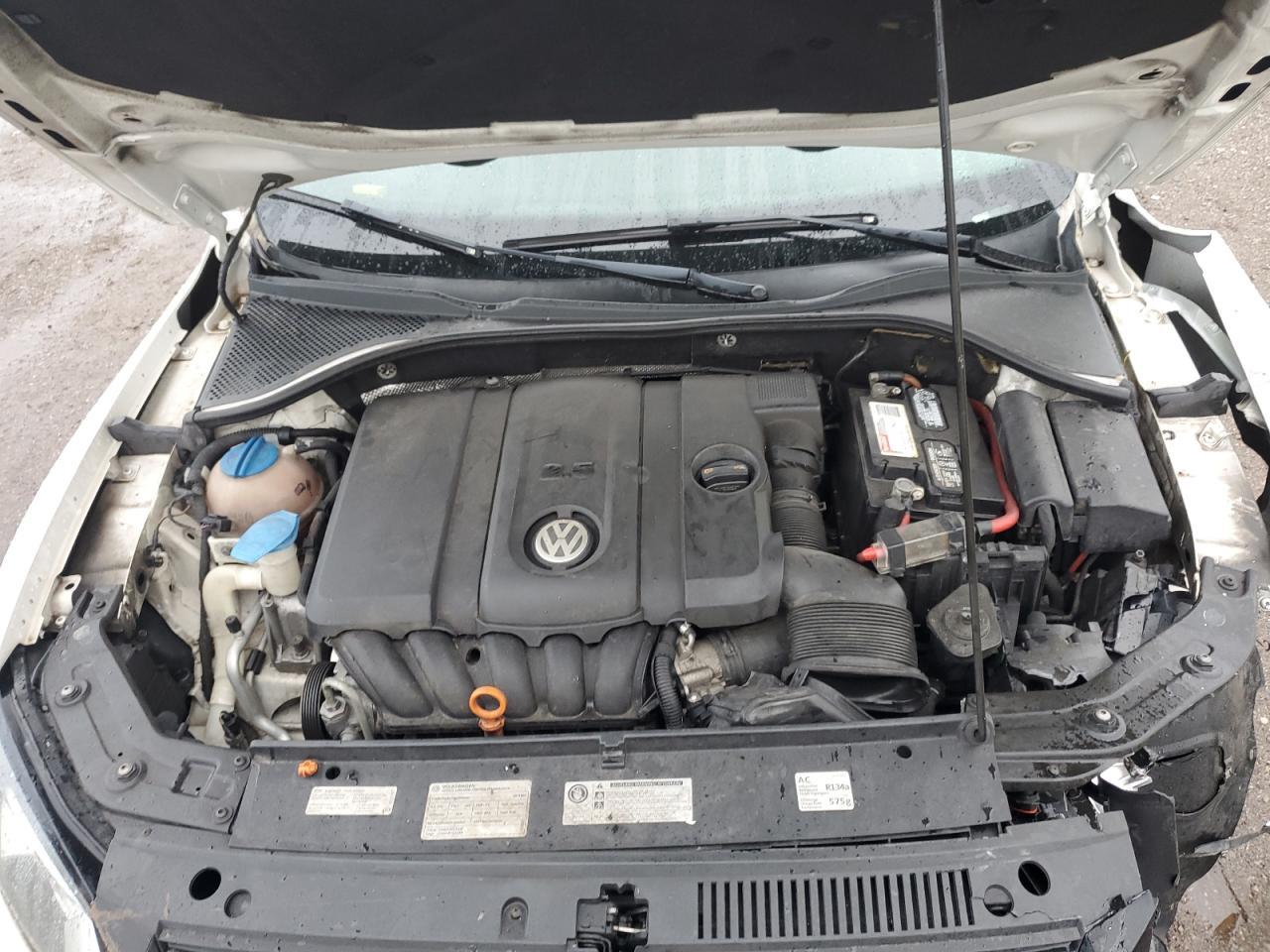 2012 VOLKSWAGEN Passat