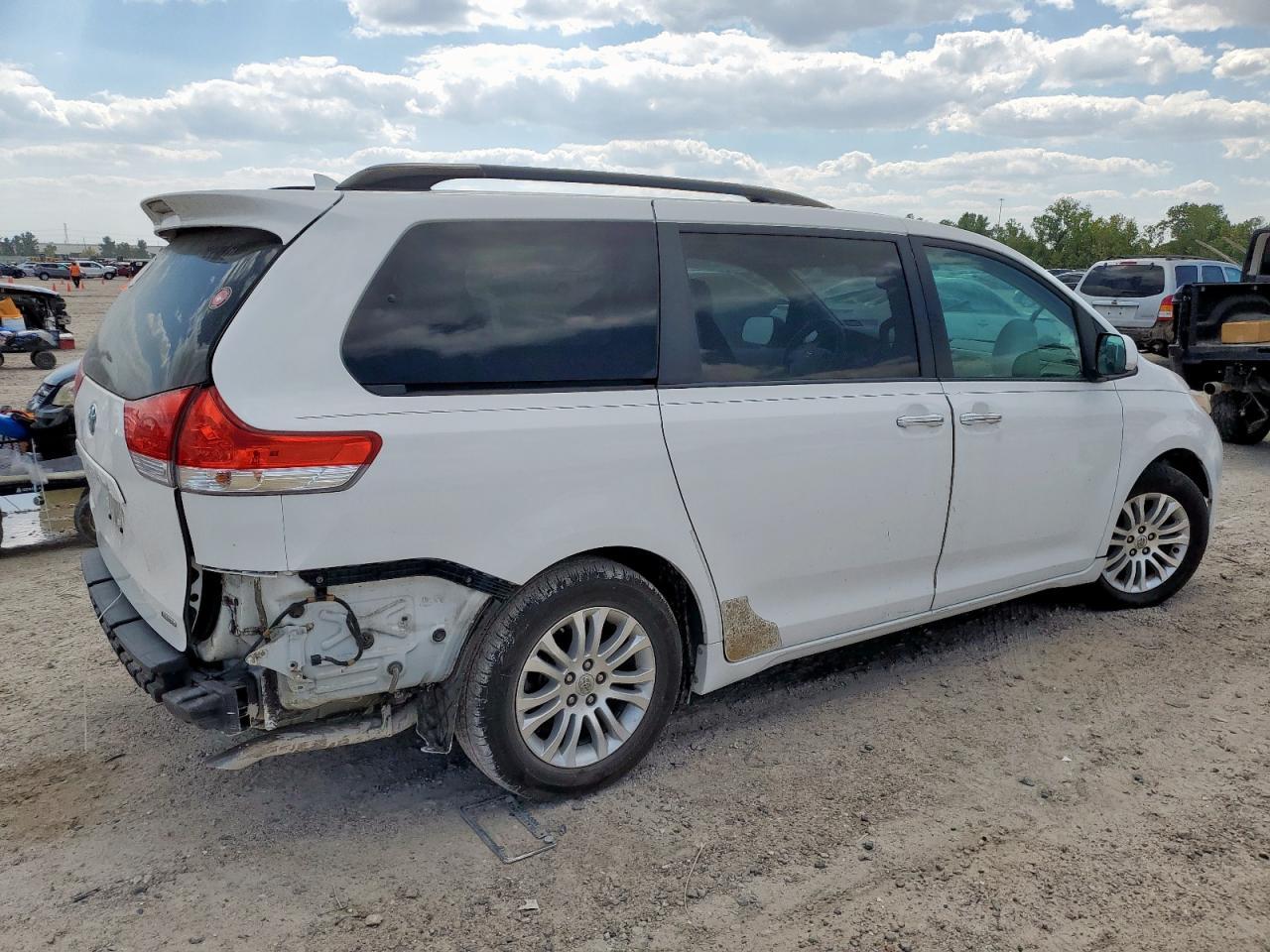 2014 TOYOTA SIENNA