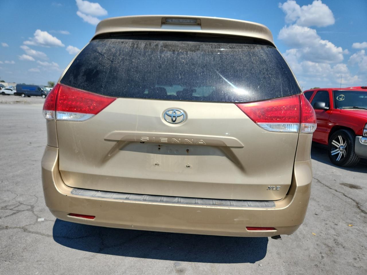 2011 TOYOTA SIENNA