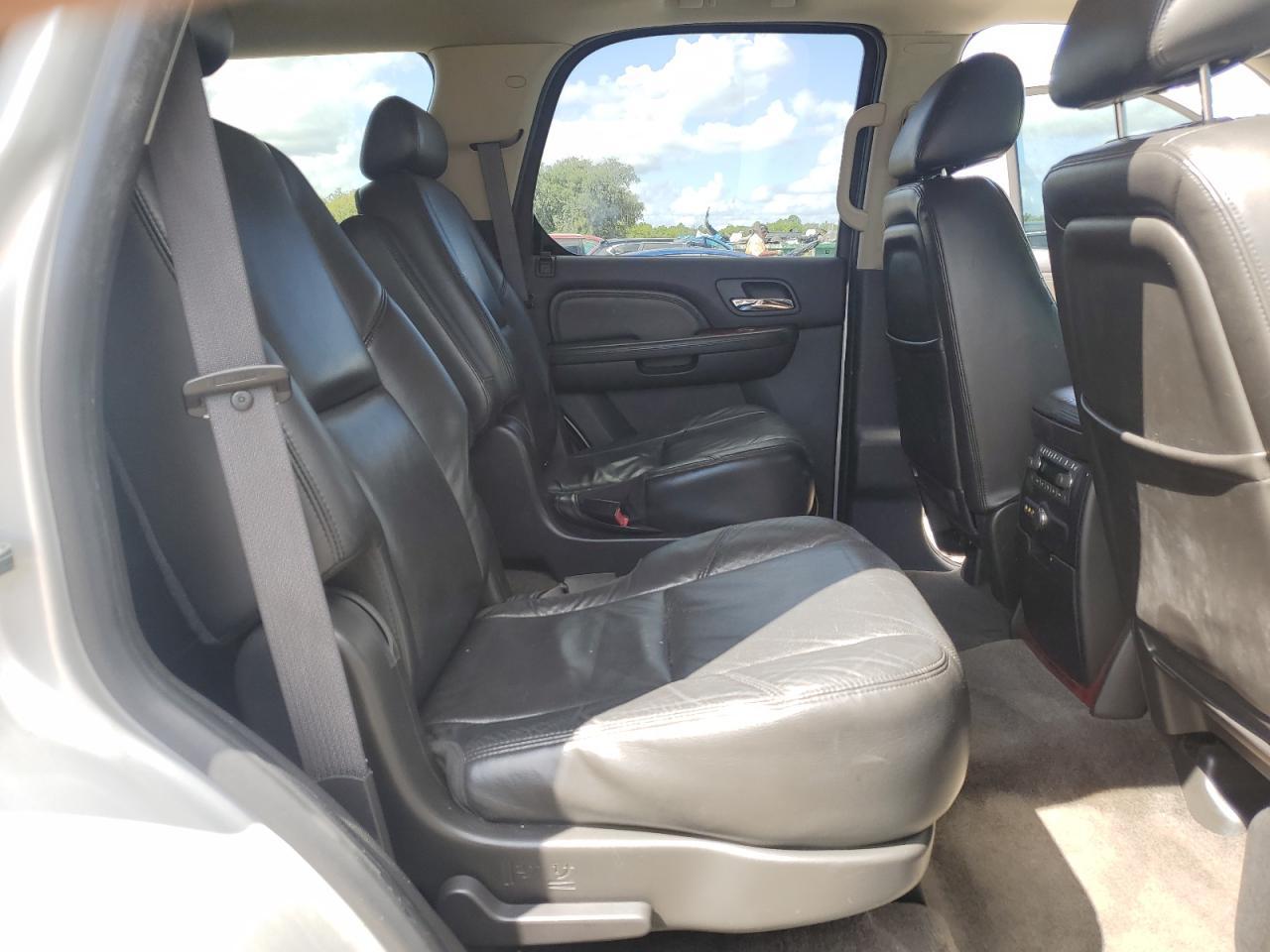 2010 CADILLAC ESCALADE