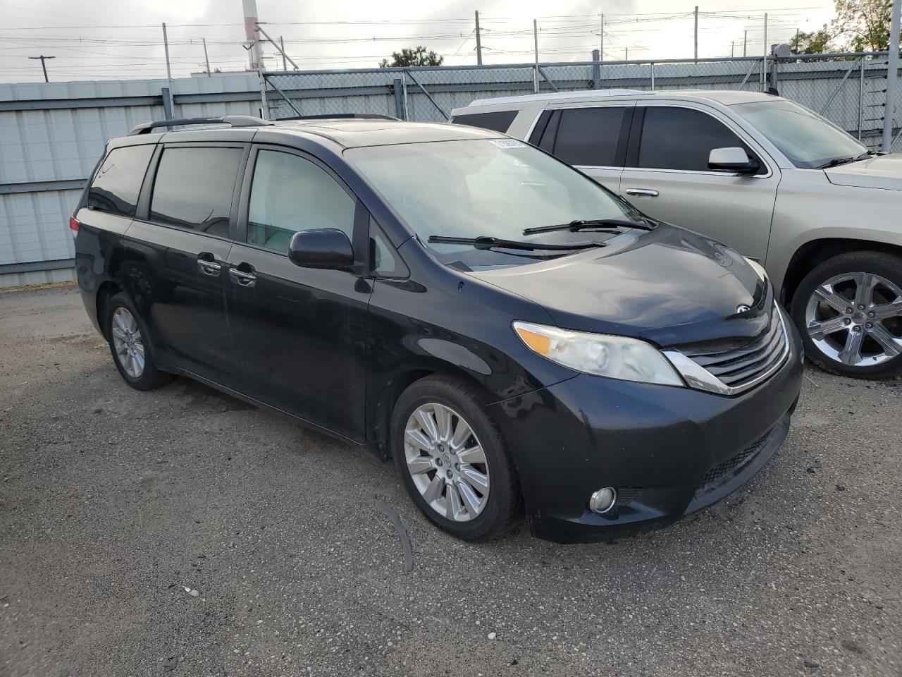 2013 TOYOTA SIENNA