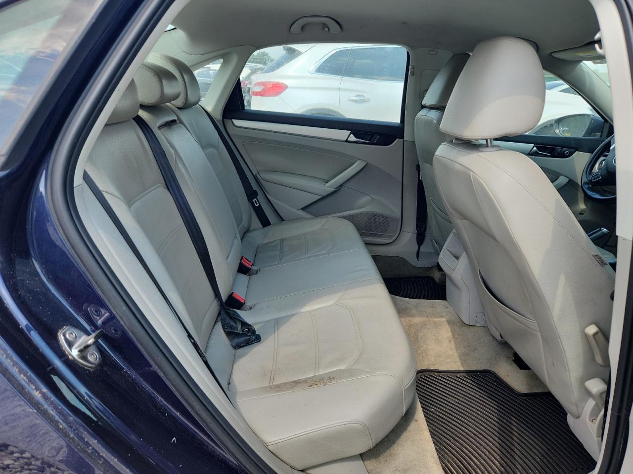 2012 VOLKSWAGEN Passat