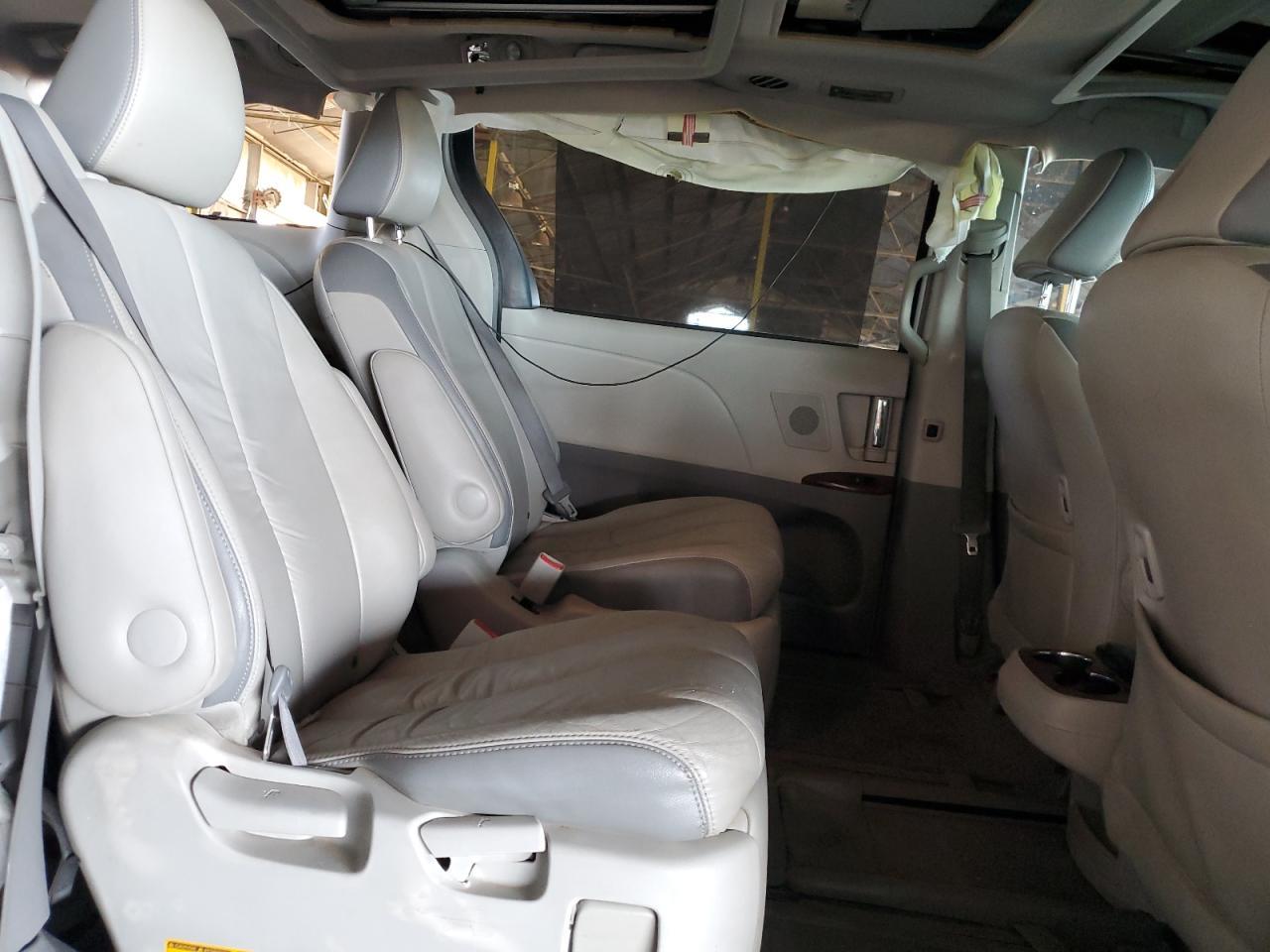 2011 TOYOTA SIENNA