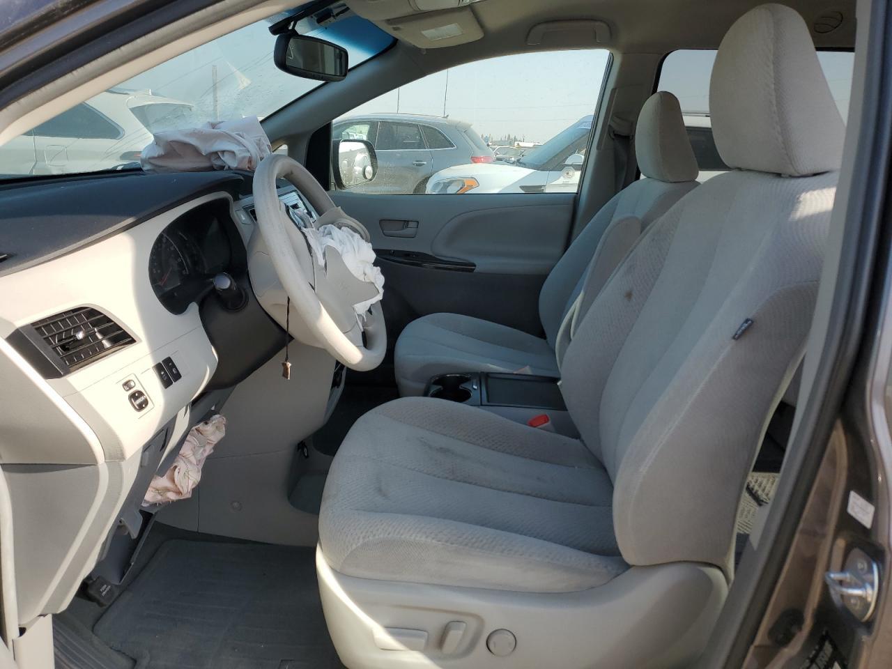 2011 TOYOTA SIENNA