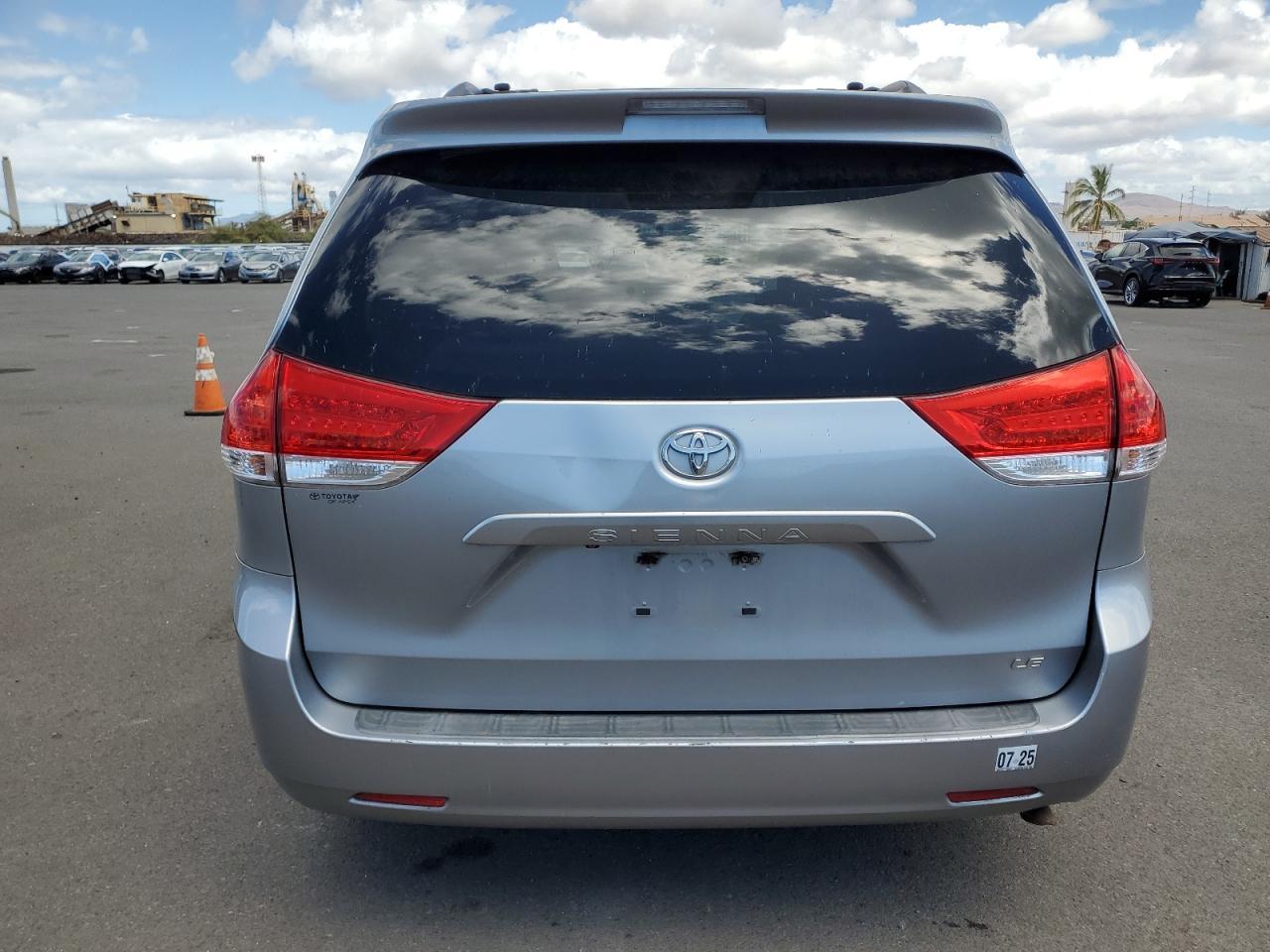 2012 TOYOTA SIENNA