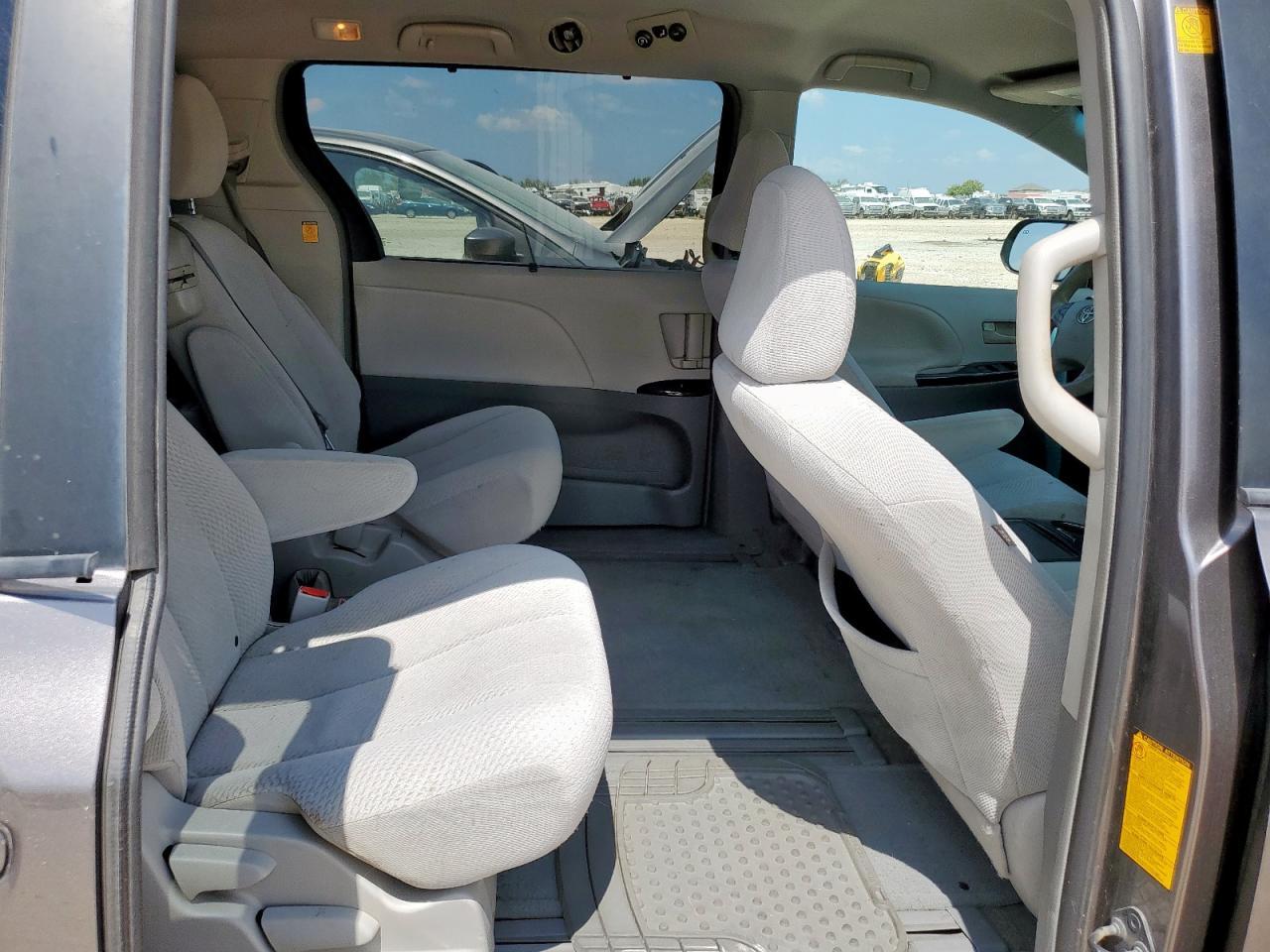2012 TOYOTA SIENNA