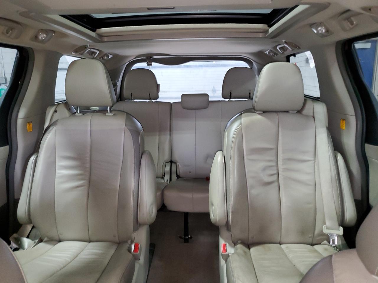 2012 TOYOTA SIENNA
