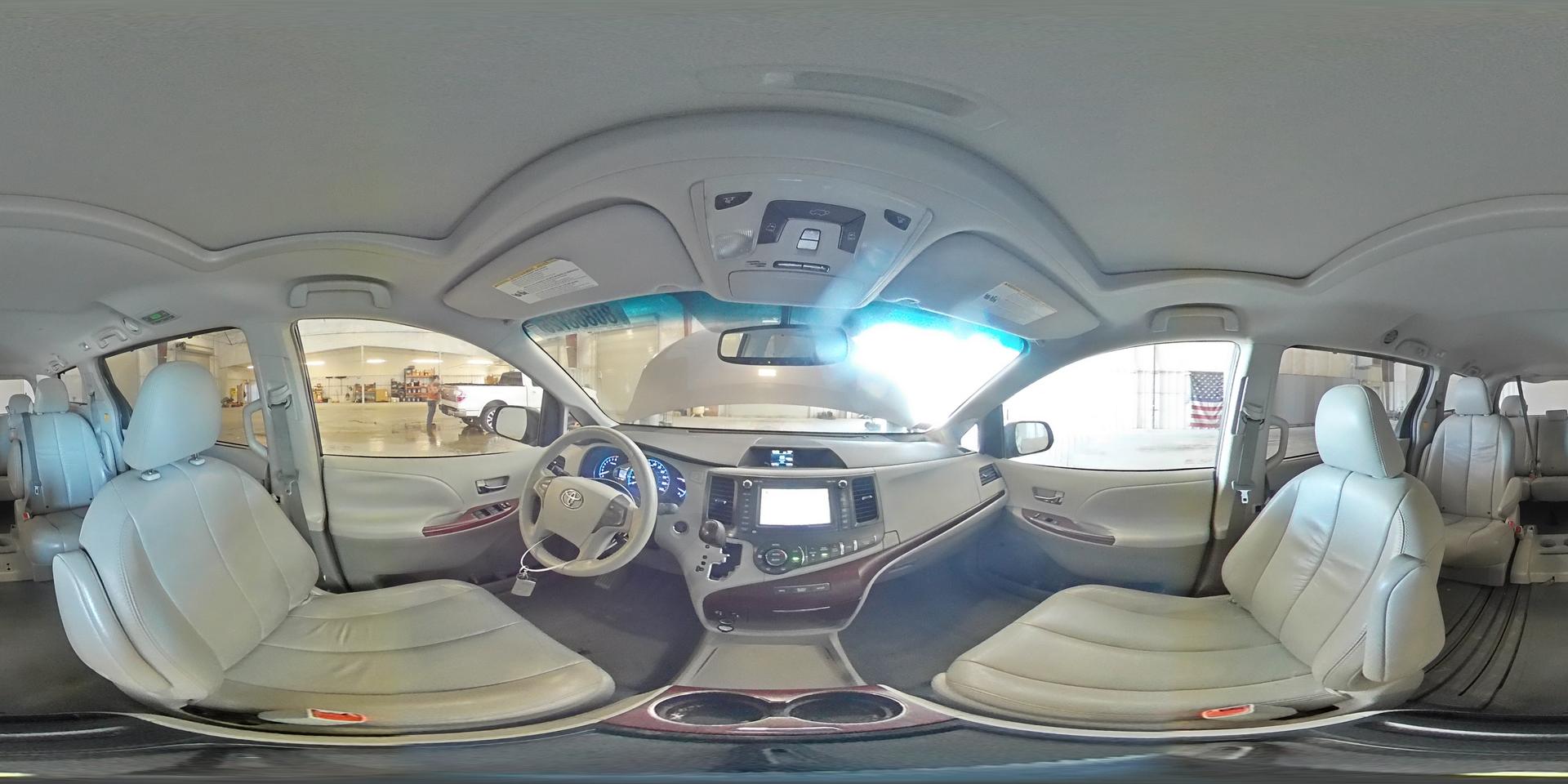 2011 TOYOTA SIENNA