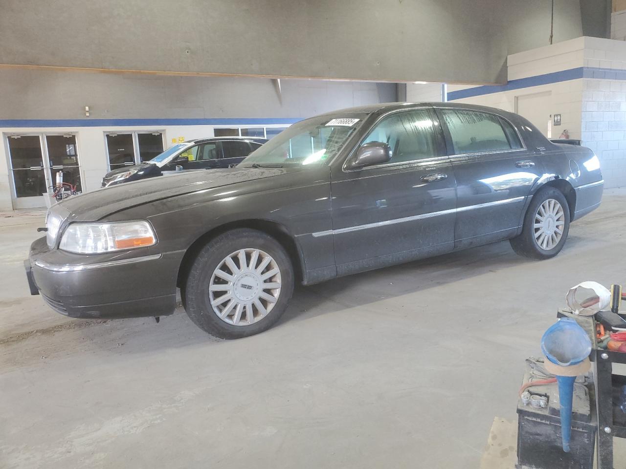 2005 LINCOLN Town Car