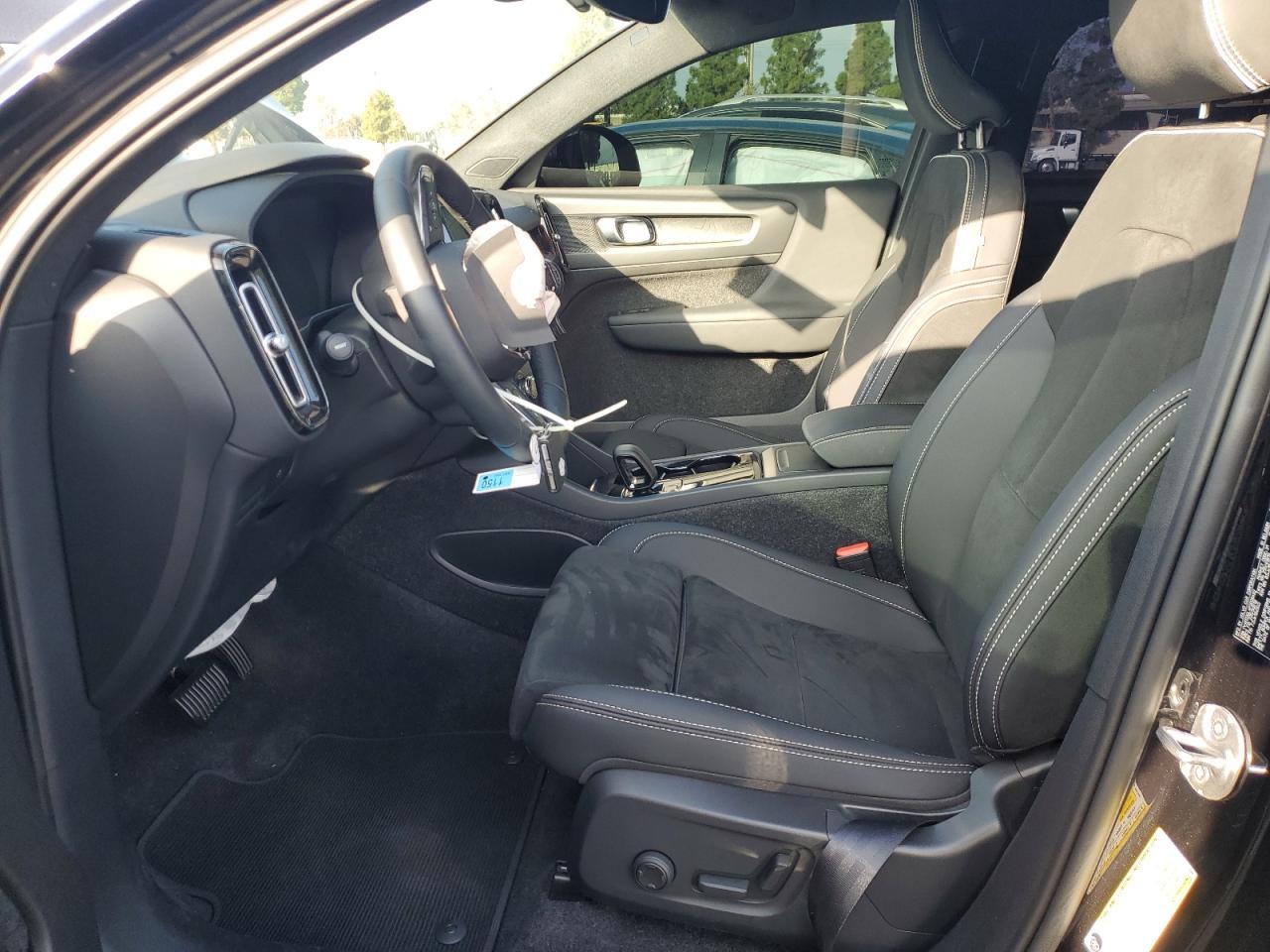 2023 VOLVO C40