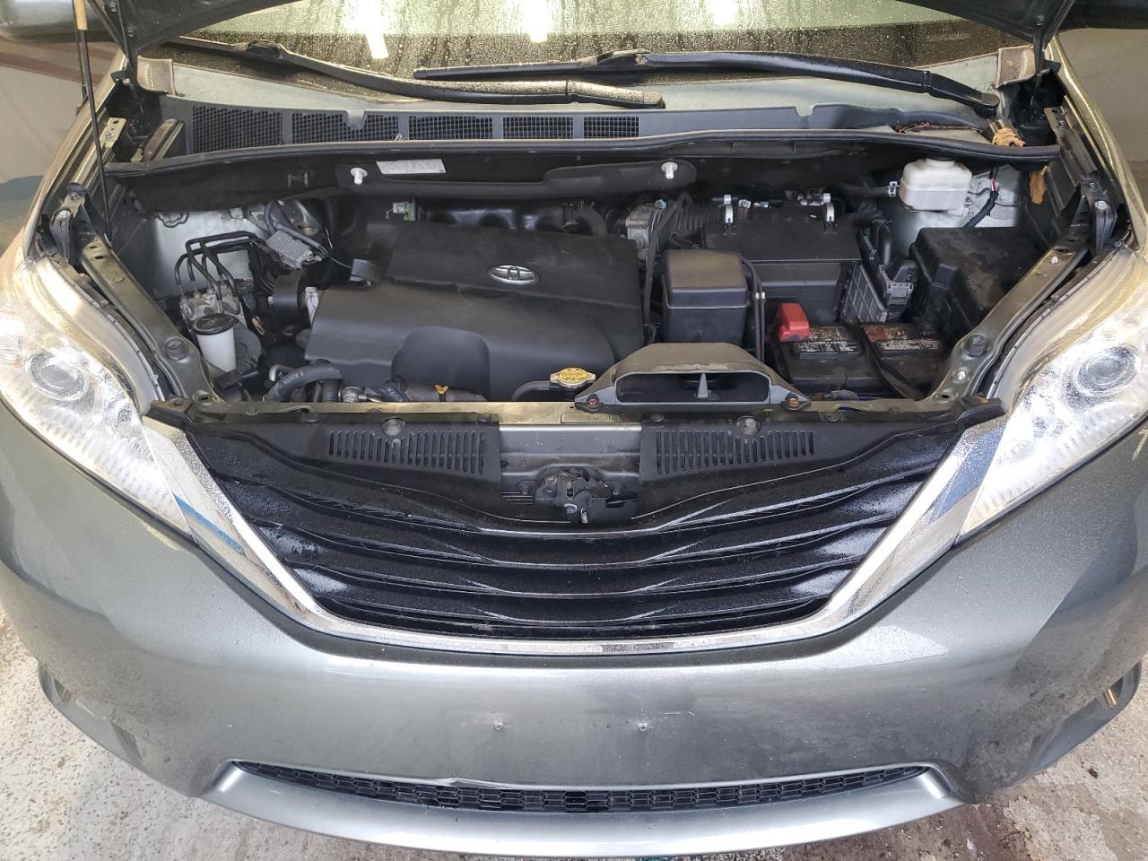 2013 TOYOTA SIENNA