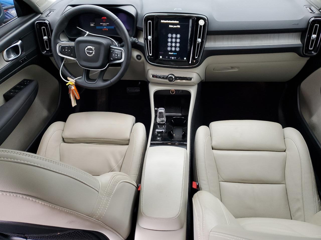 2023 VOLVO XC40