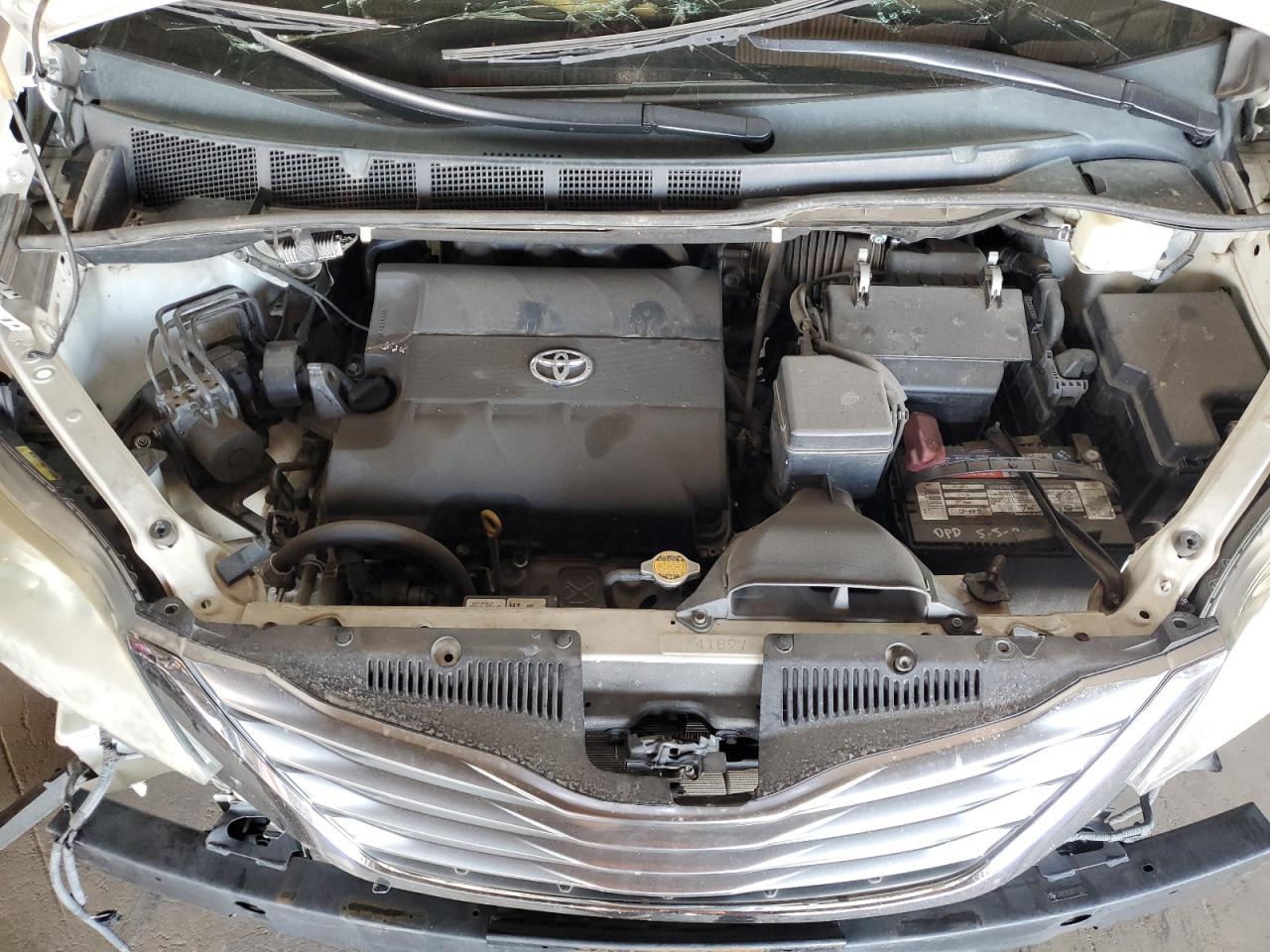 2011 TOYOTA SIENNA