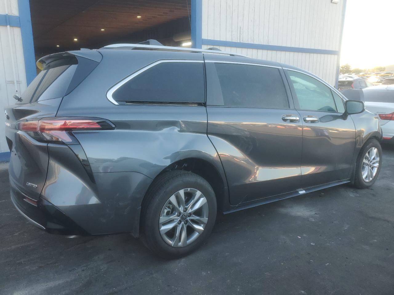 2025 TOYOTA SIENNA