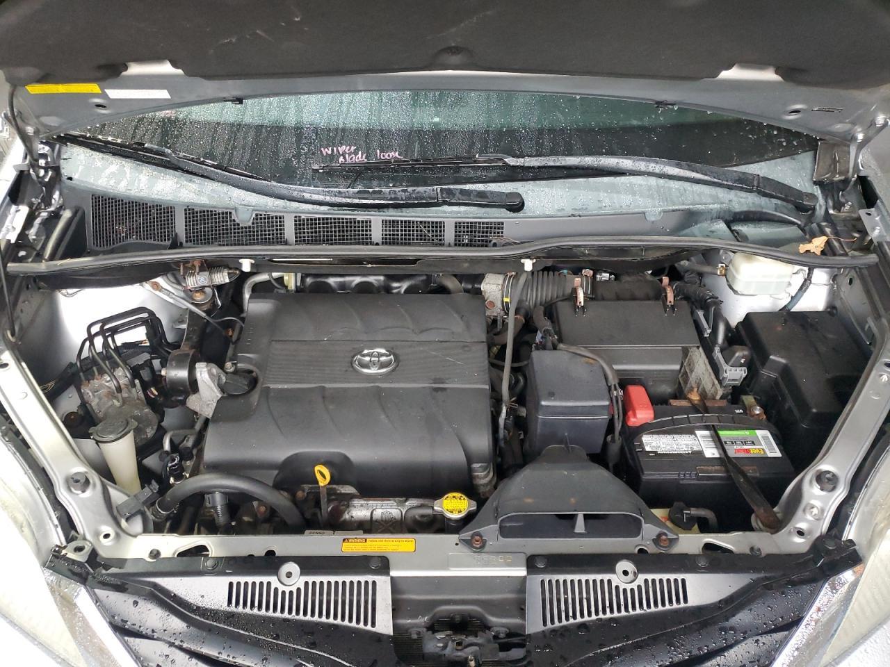 2011 TOYOTA SIENNA