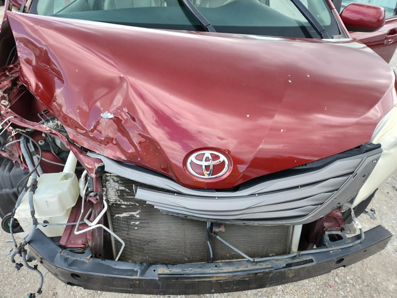 2014 TOYOTA SIENNA