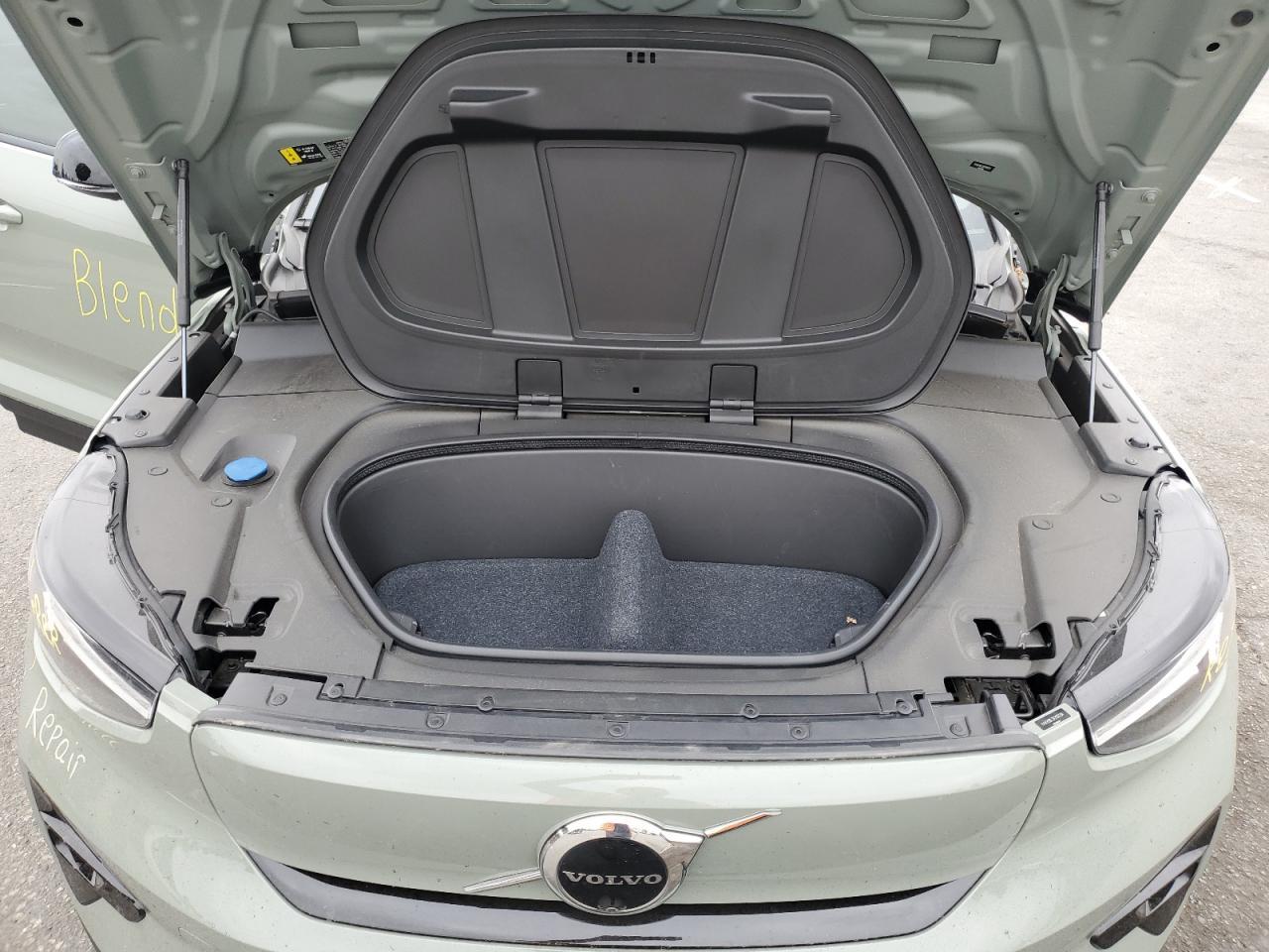 2024 VOLVO C40