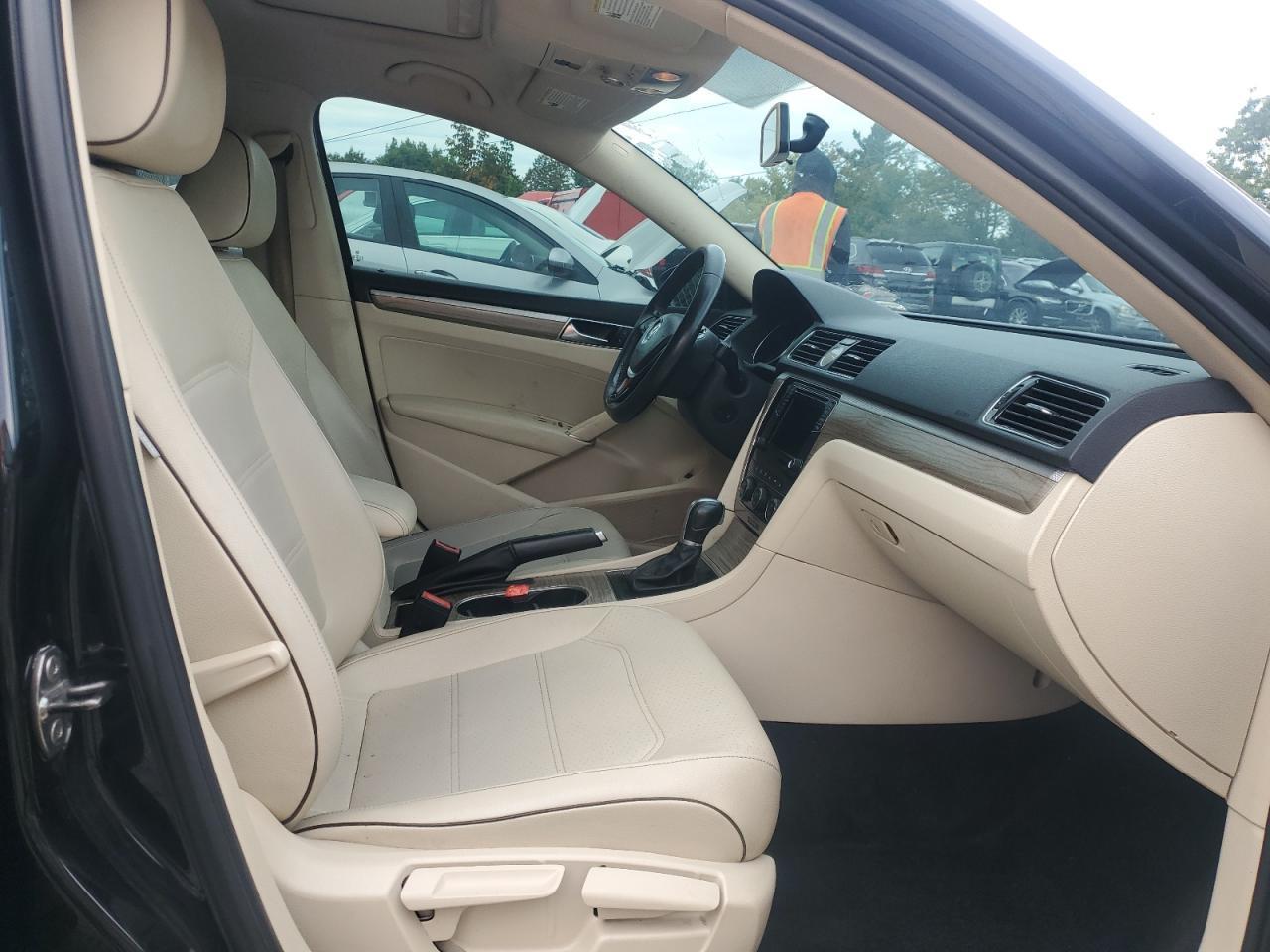 2017 VOLKSWAGEN Passat