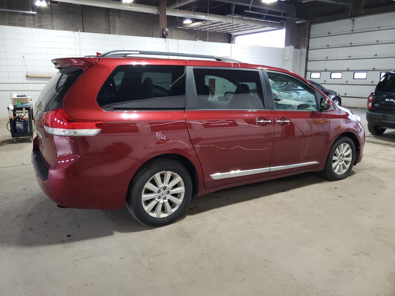 2012 TOYOTA SIENNA
