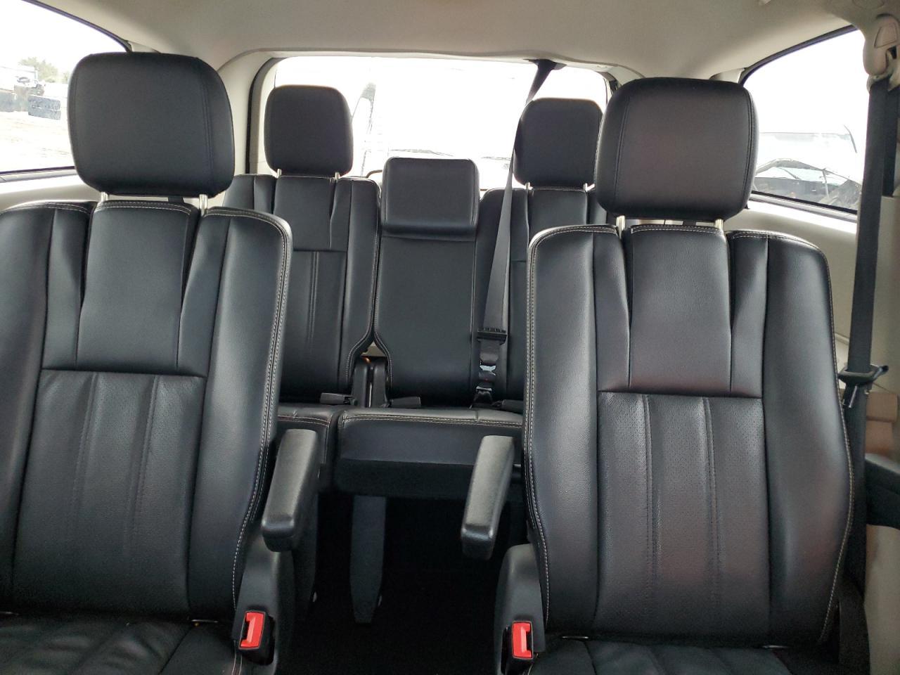 2012 CHRYSLER Town & Country