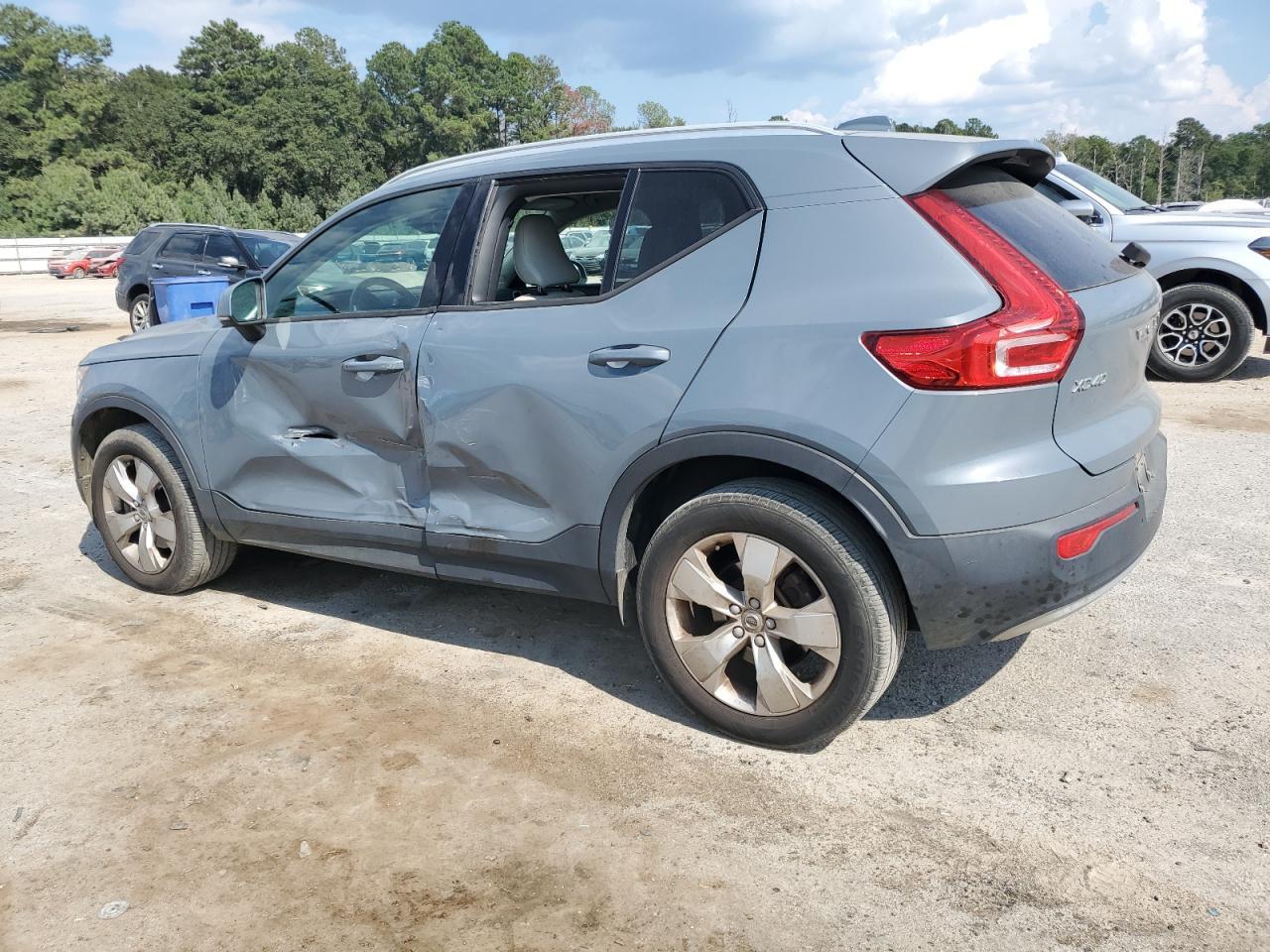 2021 VOLVO XC40