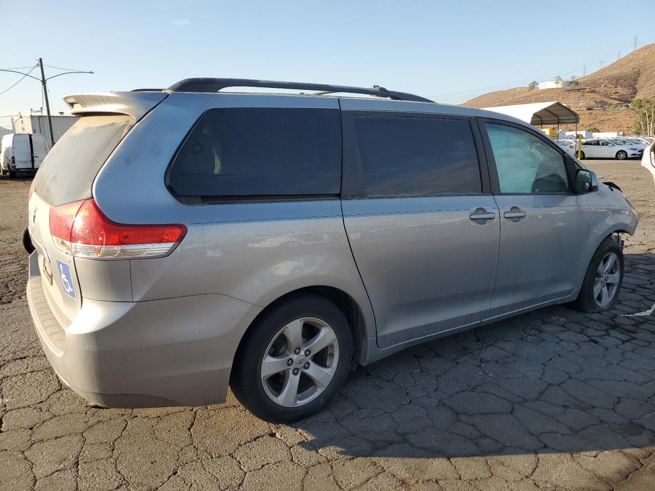 2011 TOYOTA SIENNA