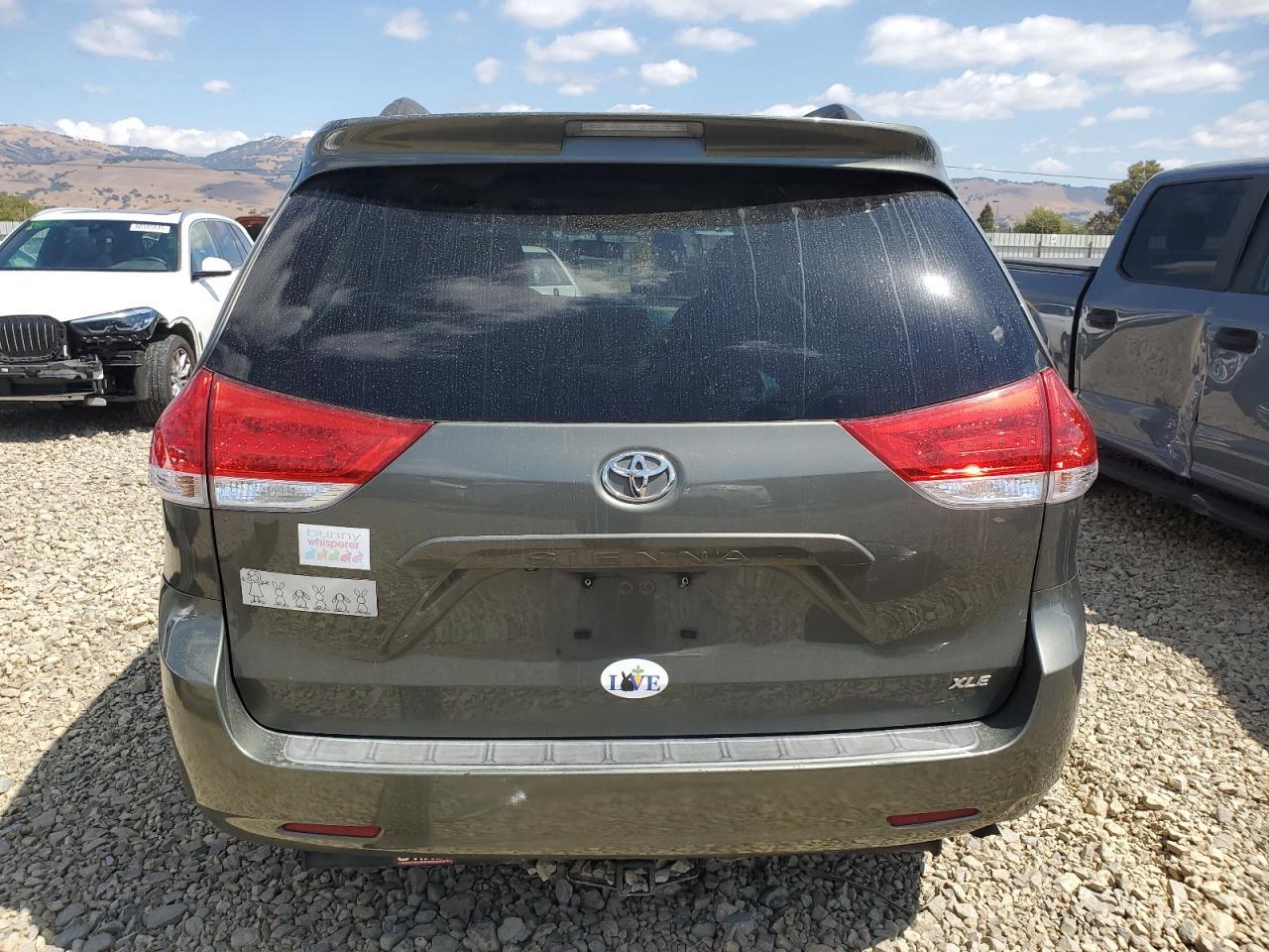 2011 TOYOTA SIENNA