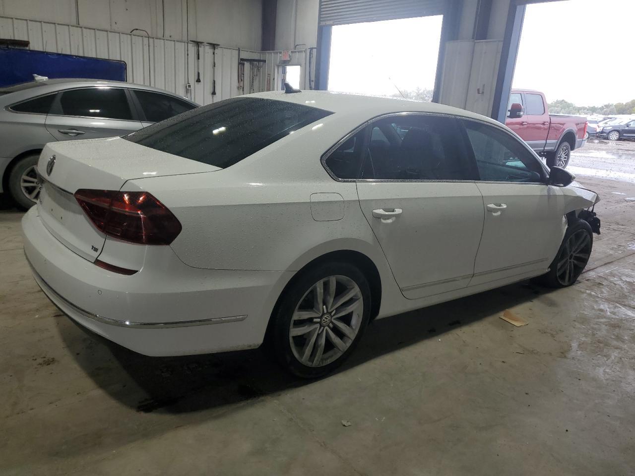 2017 VOLKSWAGEN Passat