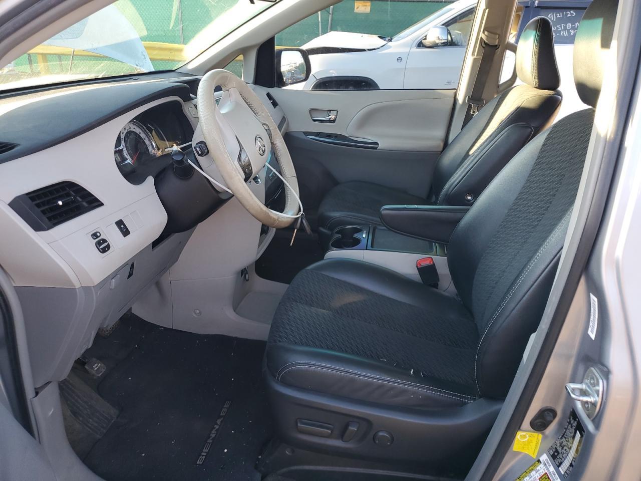 2011 TOYOTA SIENNA