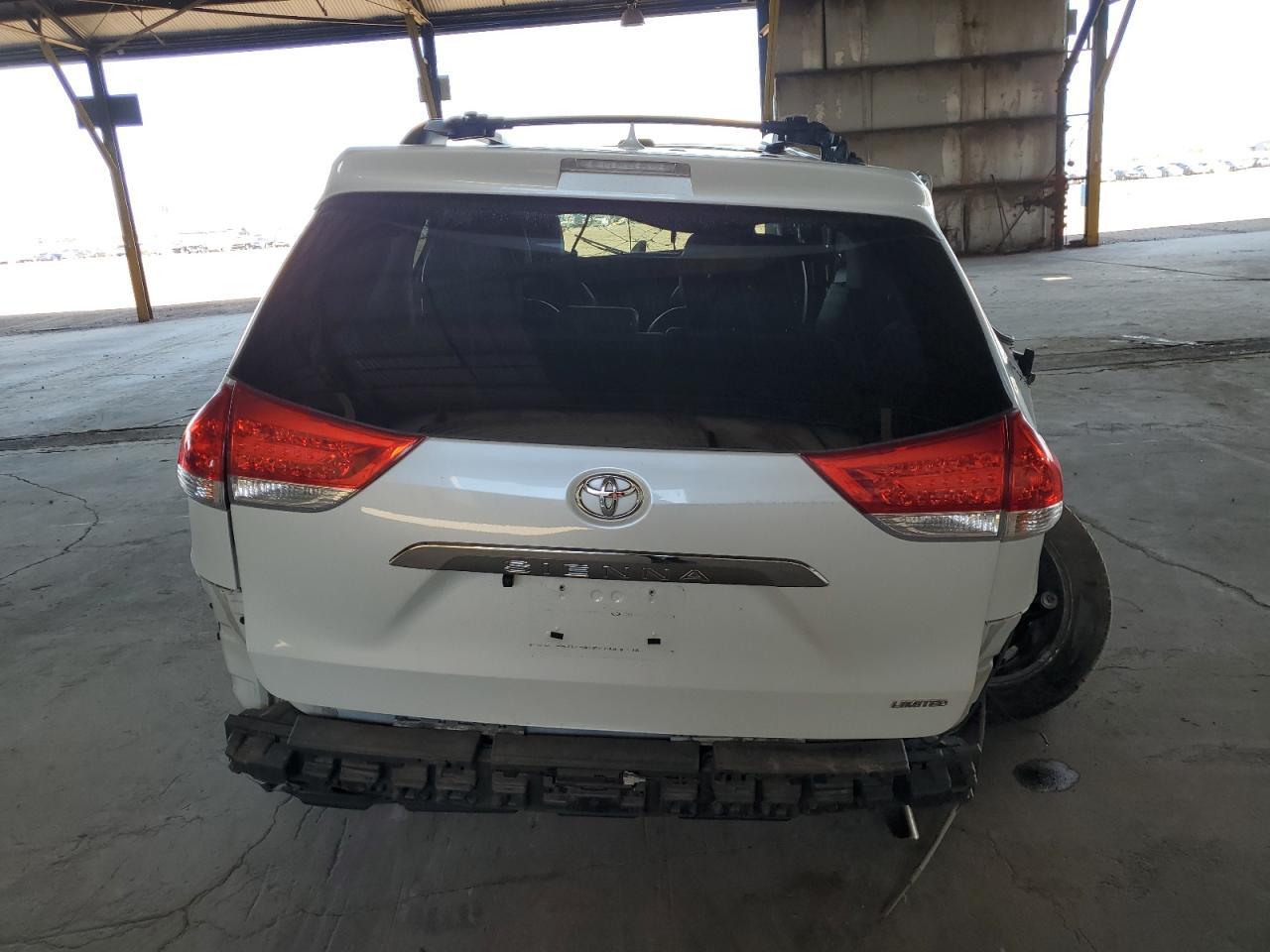 2011 TOYOTA SIENNA