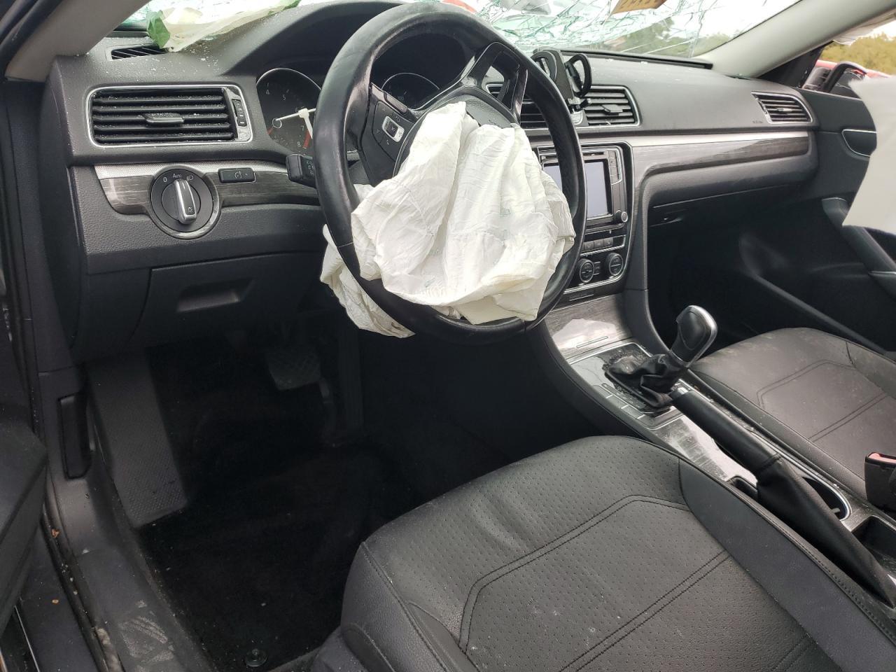 2016 VOLKSWAGEN Passat