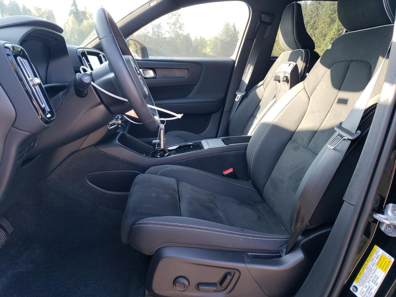 2024 VOLVO XC40