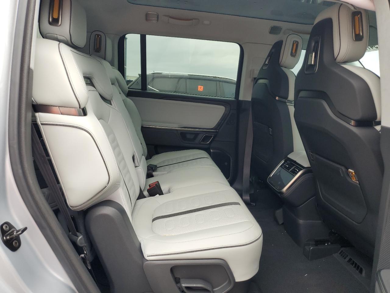 2024 RIVIAN R1s
