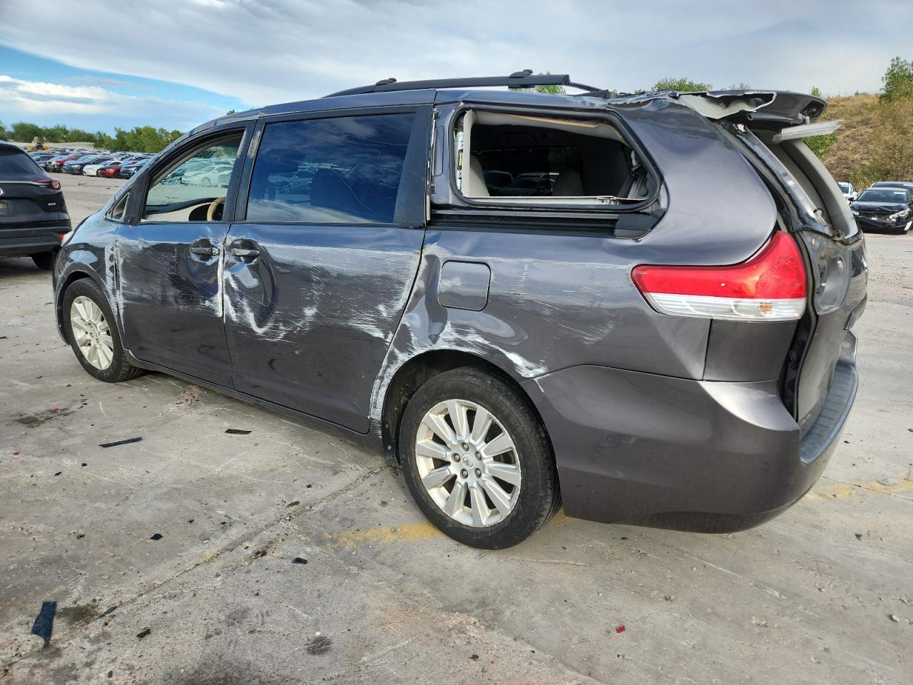 2011 TOYOTA SIENNA