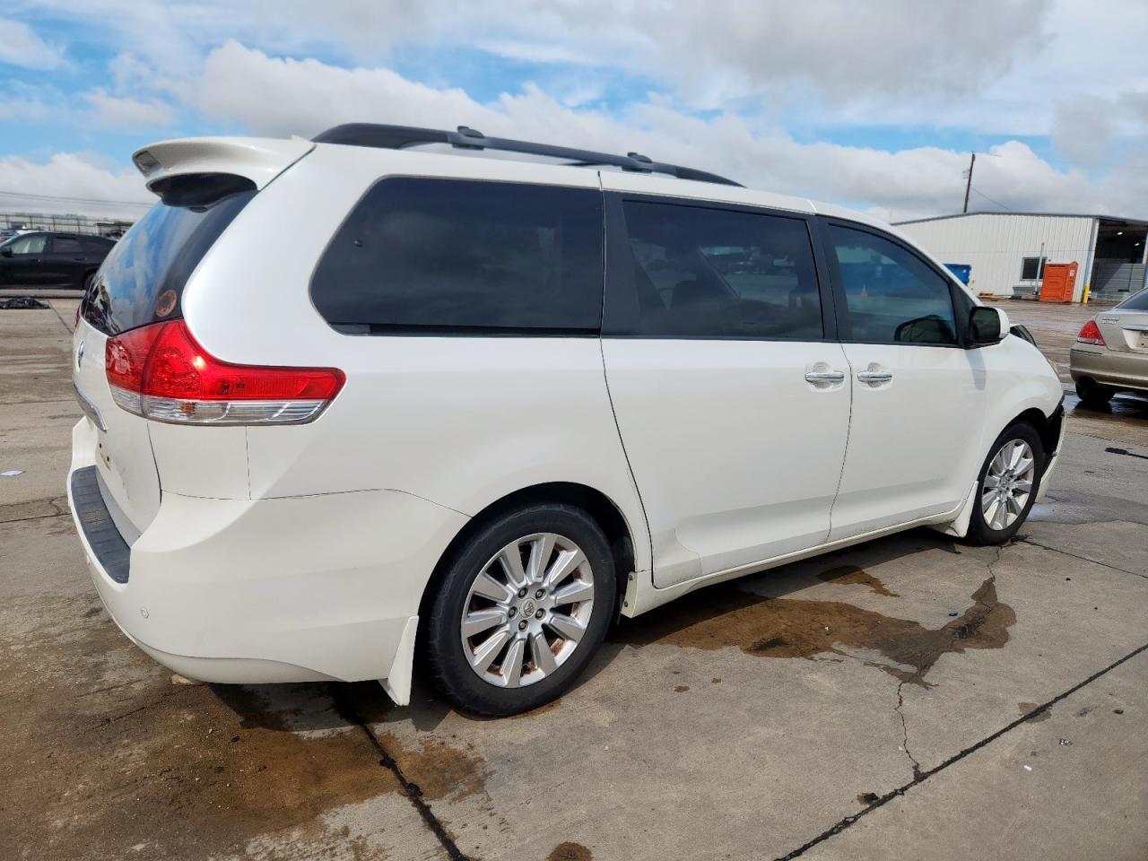 2012 TOYOTA SIENNA