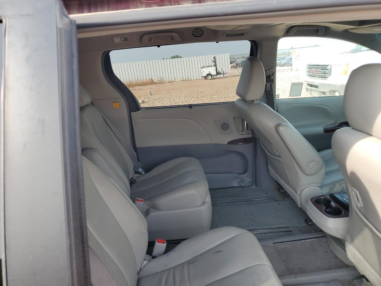 2013 TOYOTA SIENNA