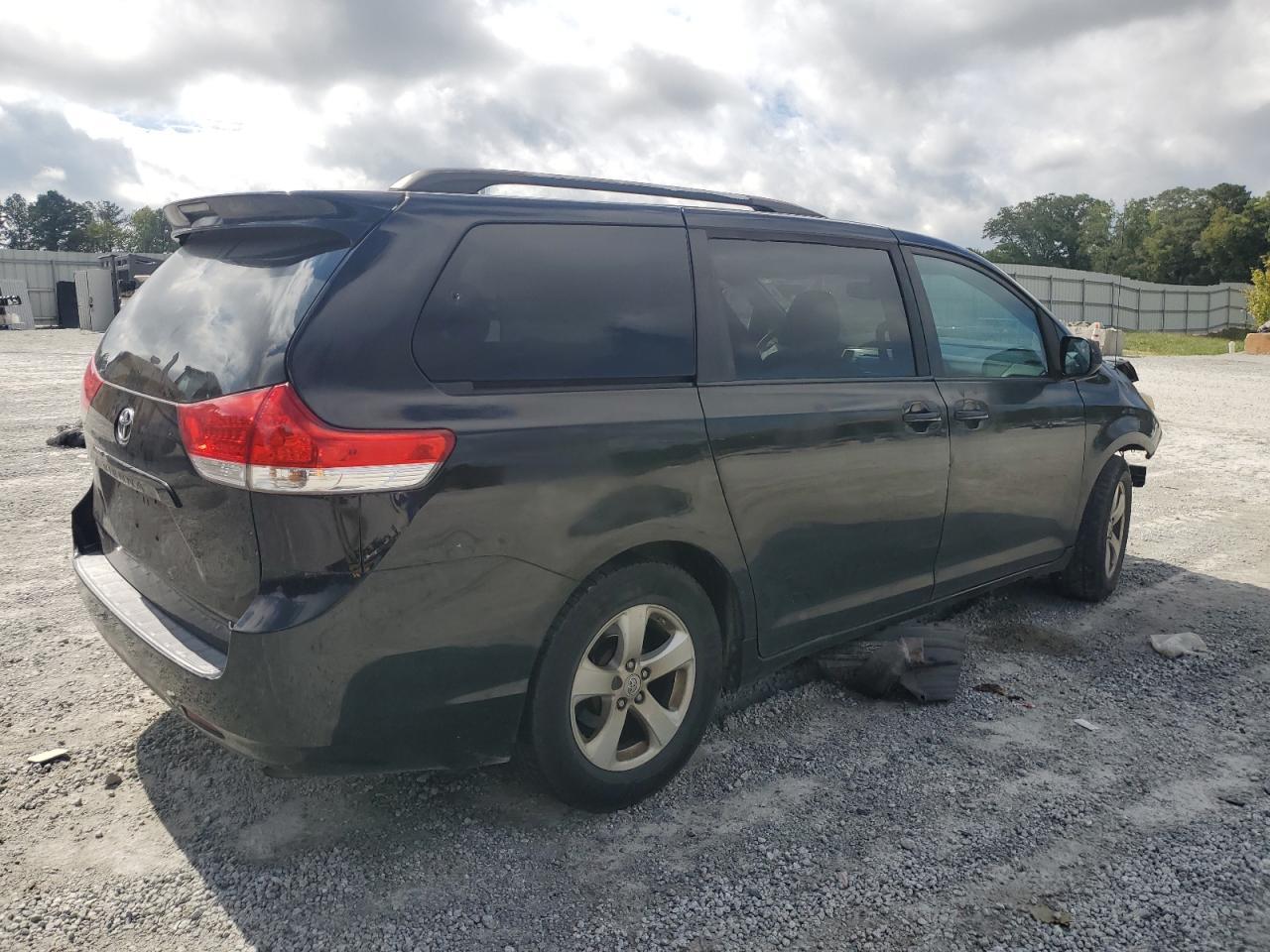 2011 TOYOTA SIENNA