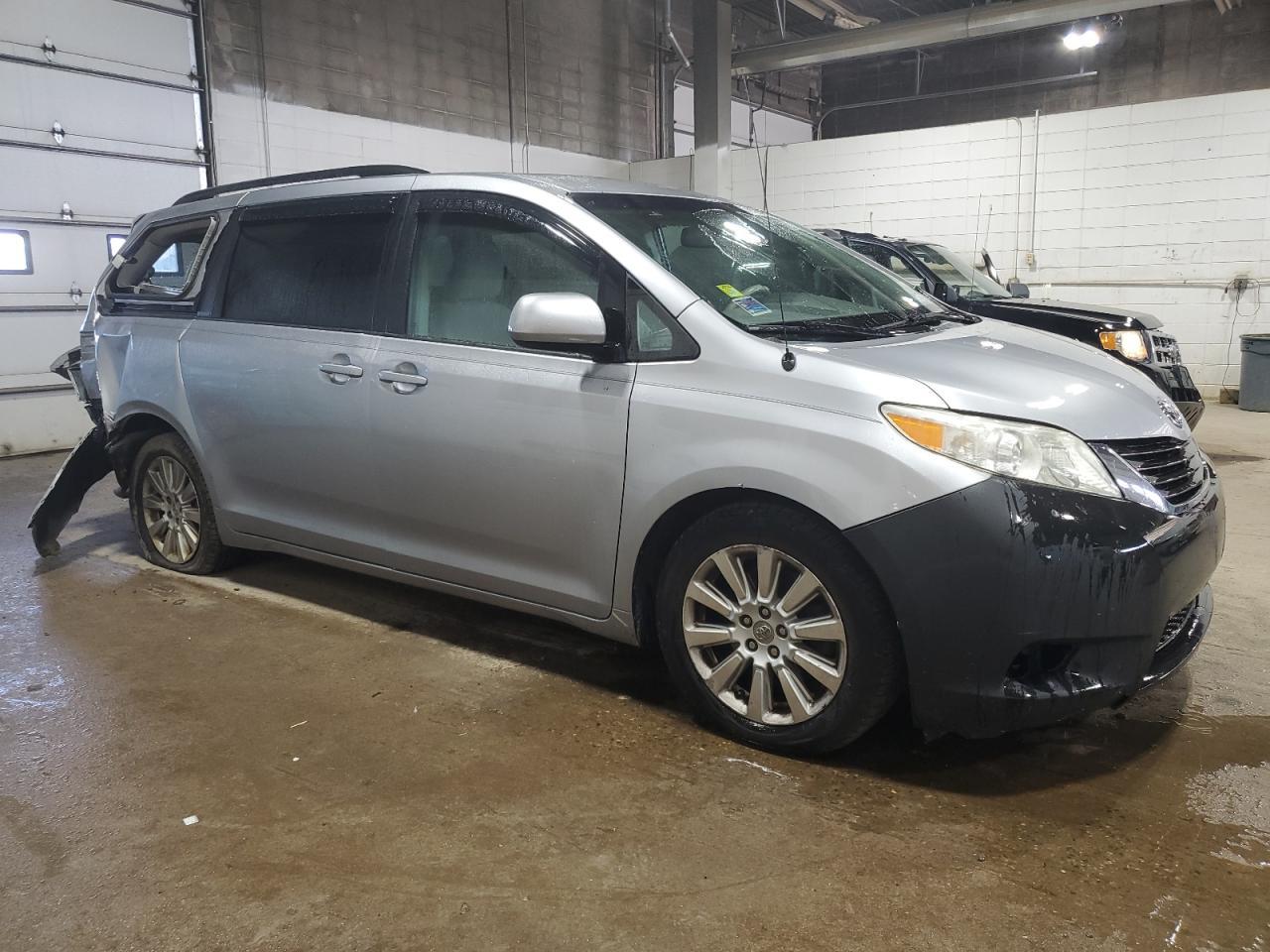 2012 TOYOTA SIENNA