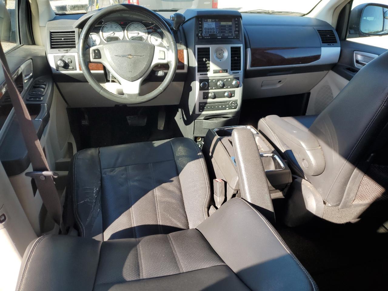 2010 CHRYSLER Town & Country