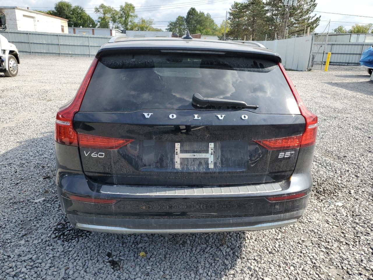 2025 VOLVO V60 Cross Country