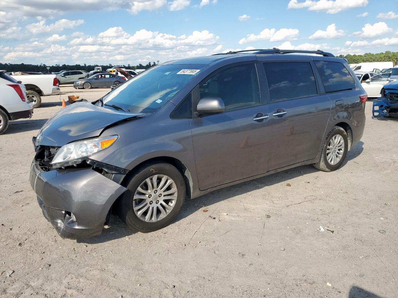 2017 TOYOTA SIENNA