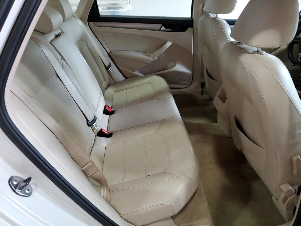 2014 VOLKSWAGEN Passat