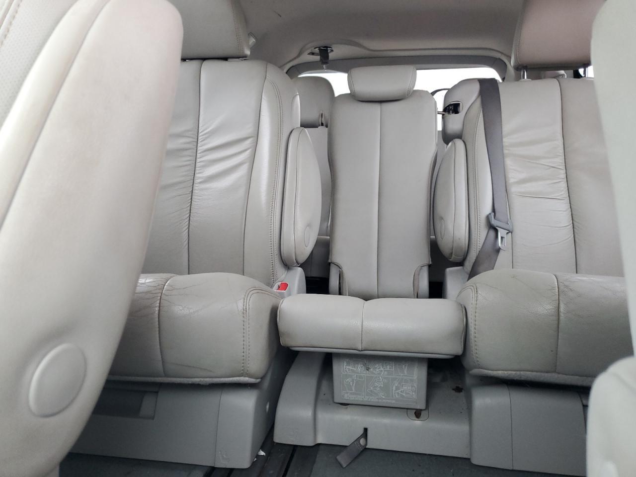 2011 TOYOTA SIENNA