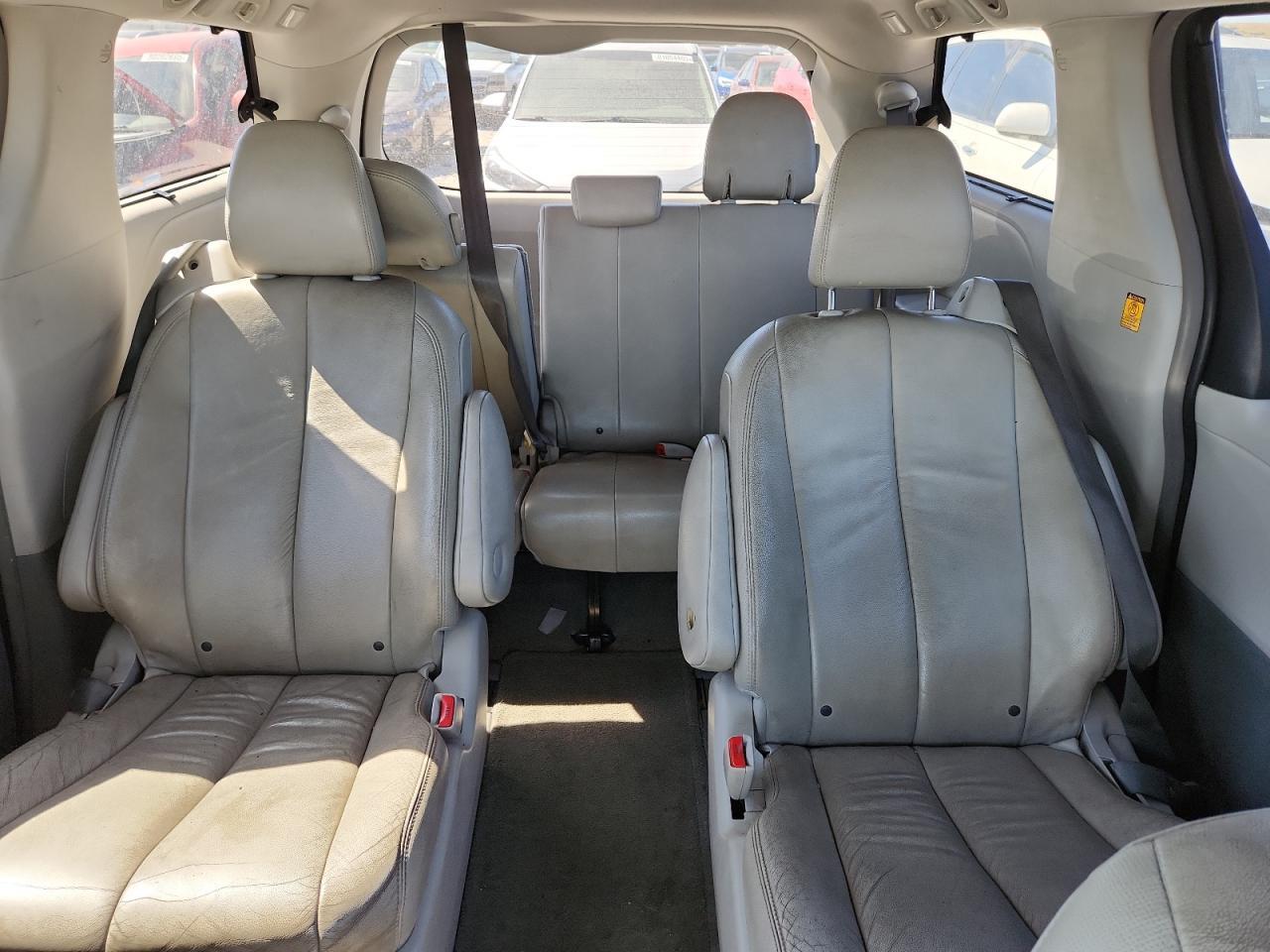 2012 TOYOTA SIENNA
