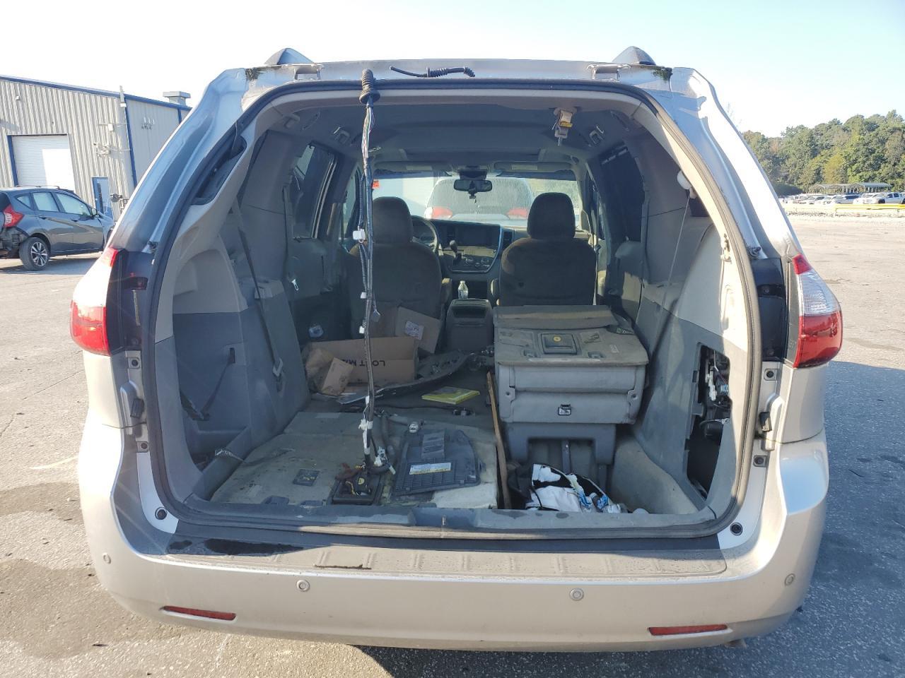 2016 TOYOTA SIENNA