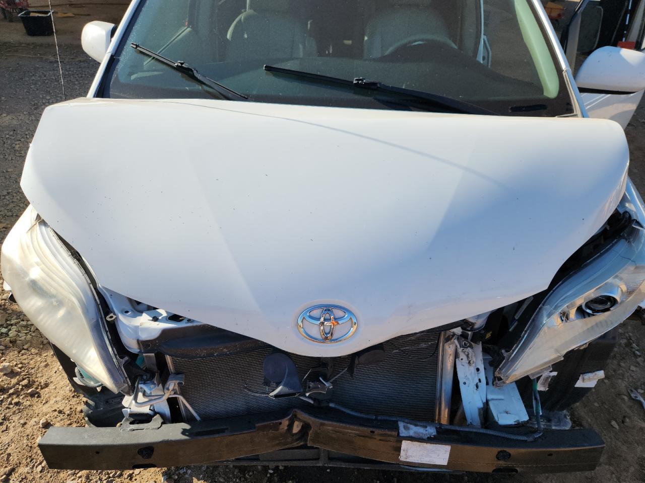 2012 TOYOTA SIENNA
