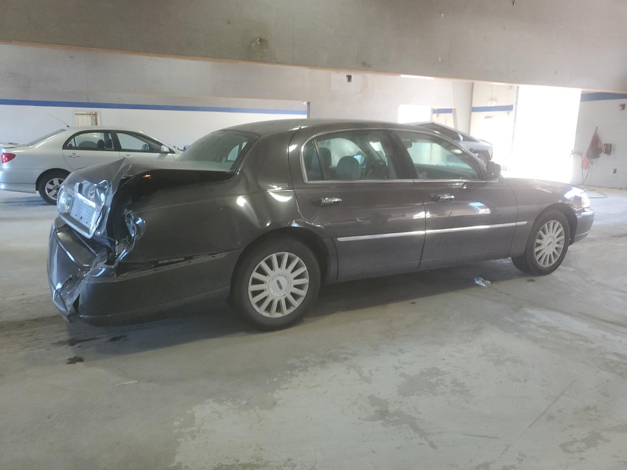 2005 LINCOLN Town Car