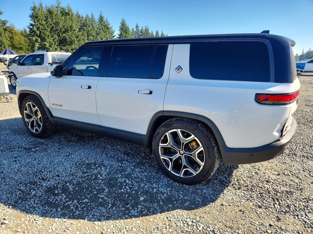2025 RIVIAN R1s