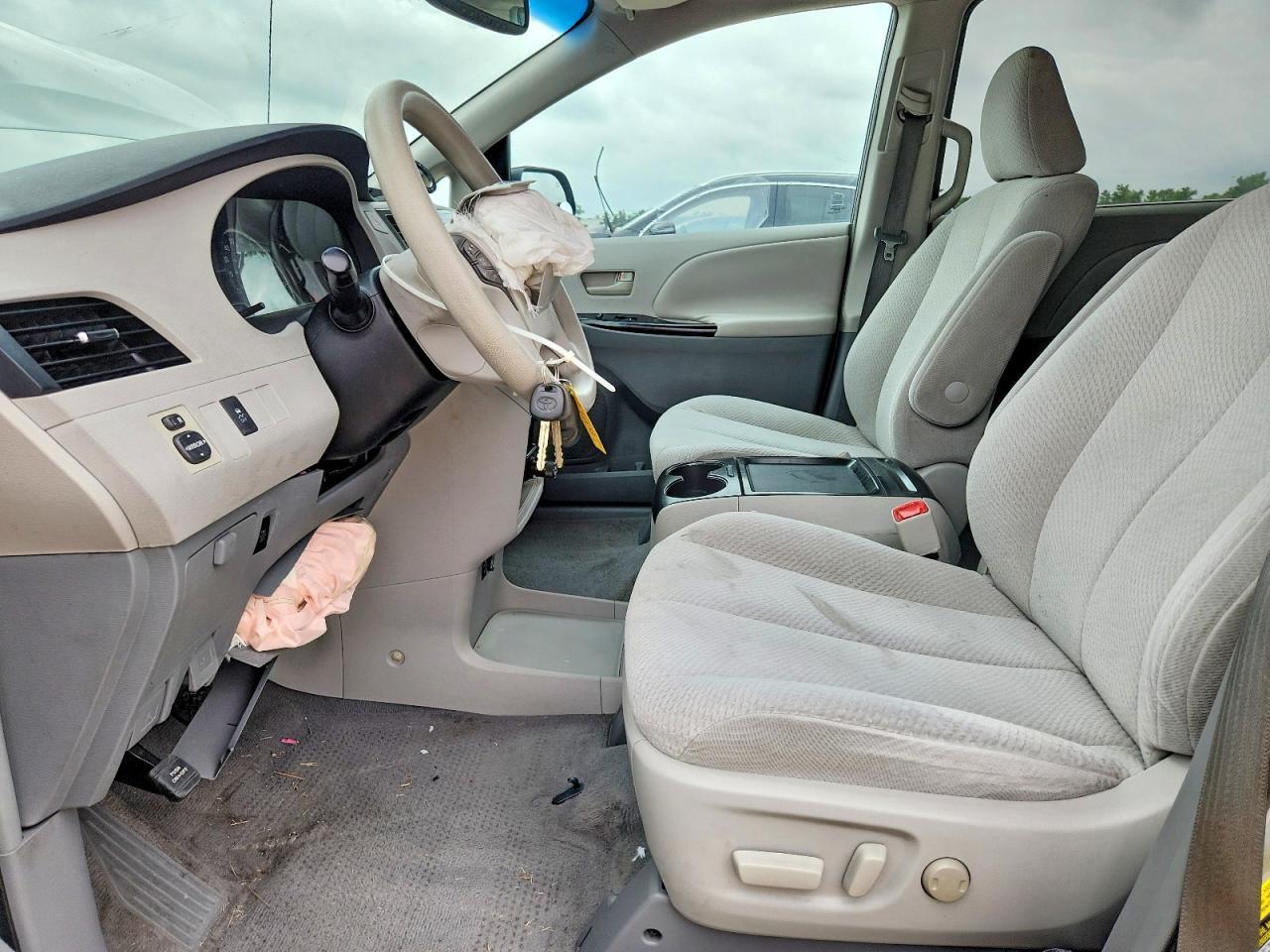 2011 TOYOTA SIENNA
